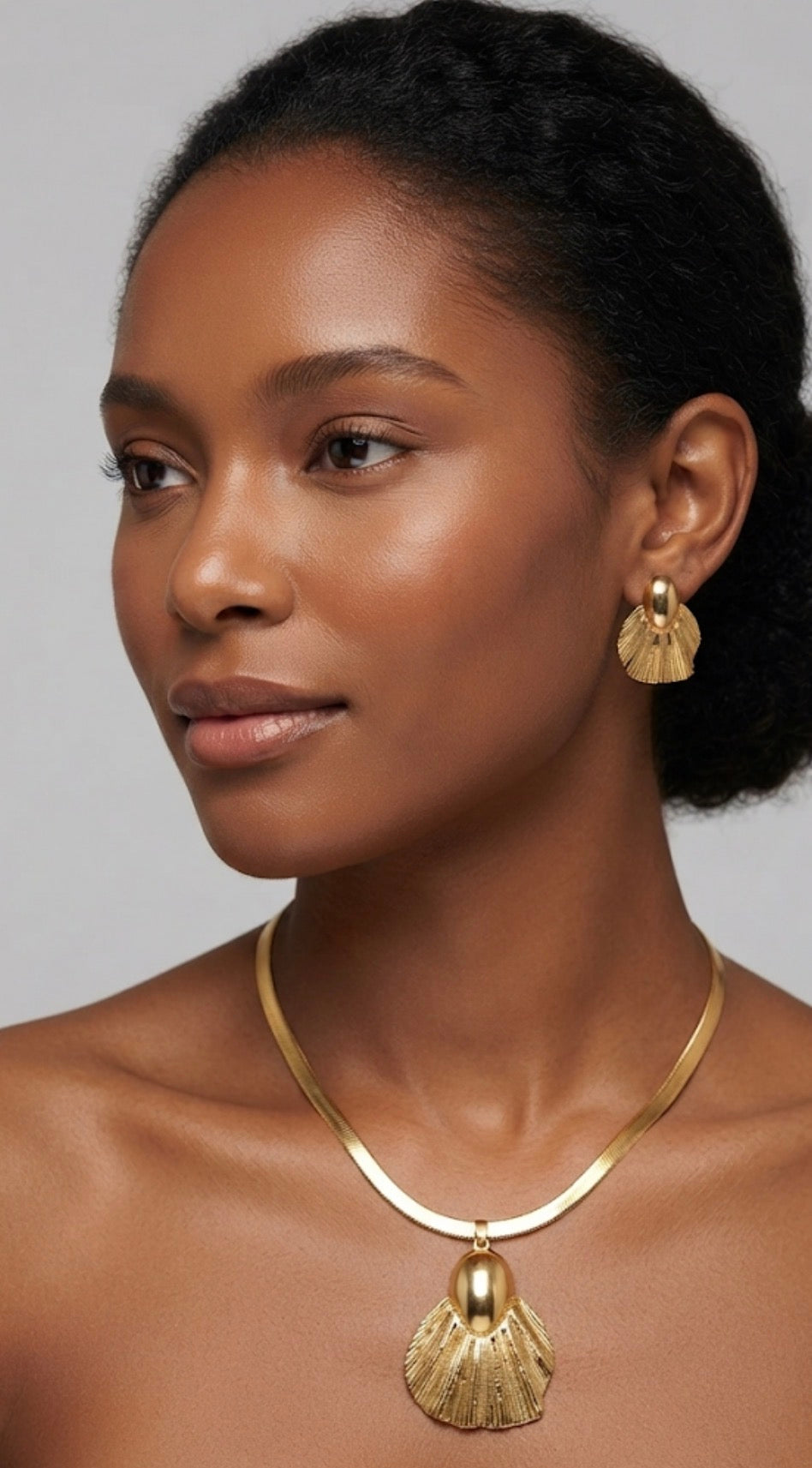 Elegant Gold-Tone Shell Pendant Necklace and Earring Set
