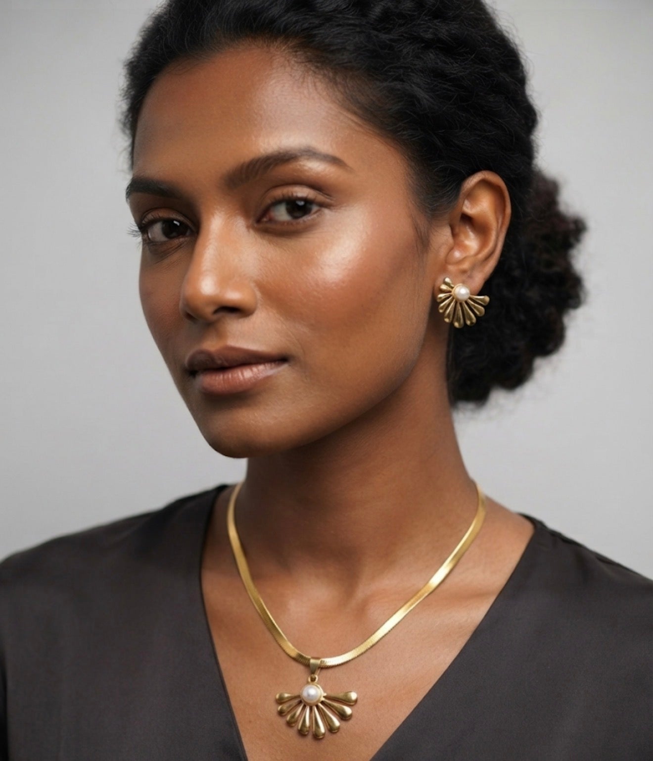 Radiant Fan Pearl Necklace Pendant & Earring Set
