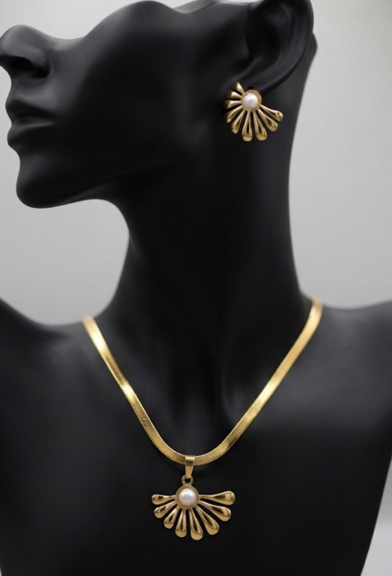 Radiant Fan Pearl Necklace Pendant & Earring Set