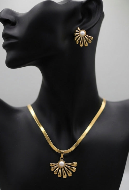 Radiant Fan Pearl Necklace Pendant & Earring Set