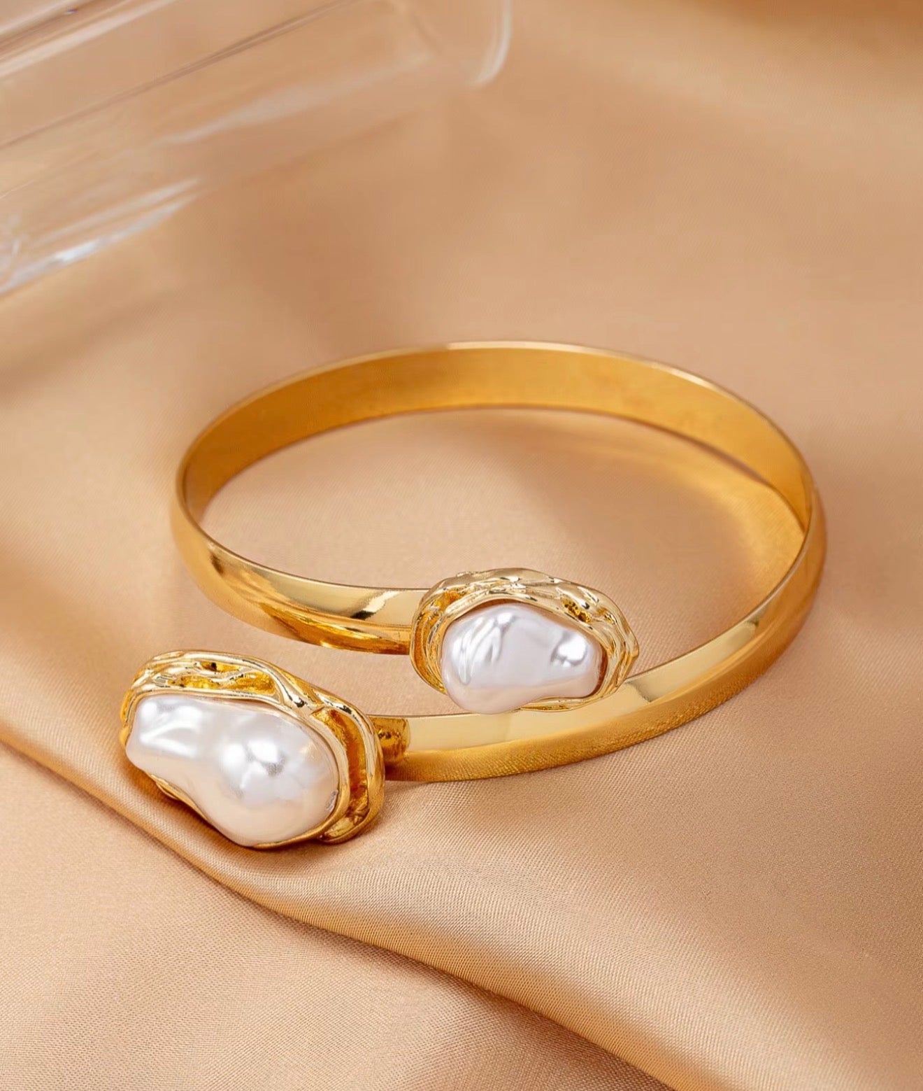 4 Piece Elegant Gold-Tone Pearl Jewelry Set